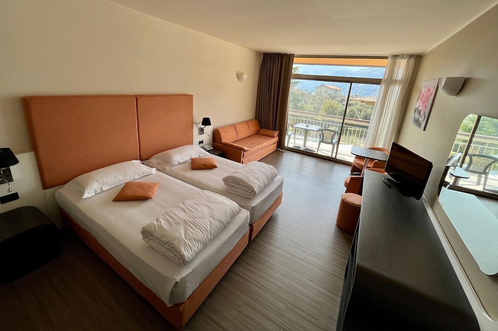 Design, Twin Beds, Pool Side