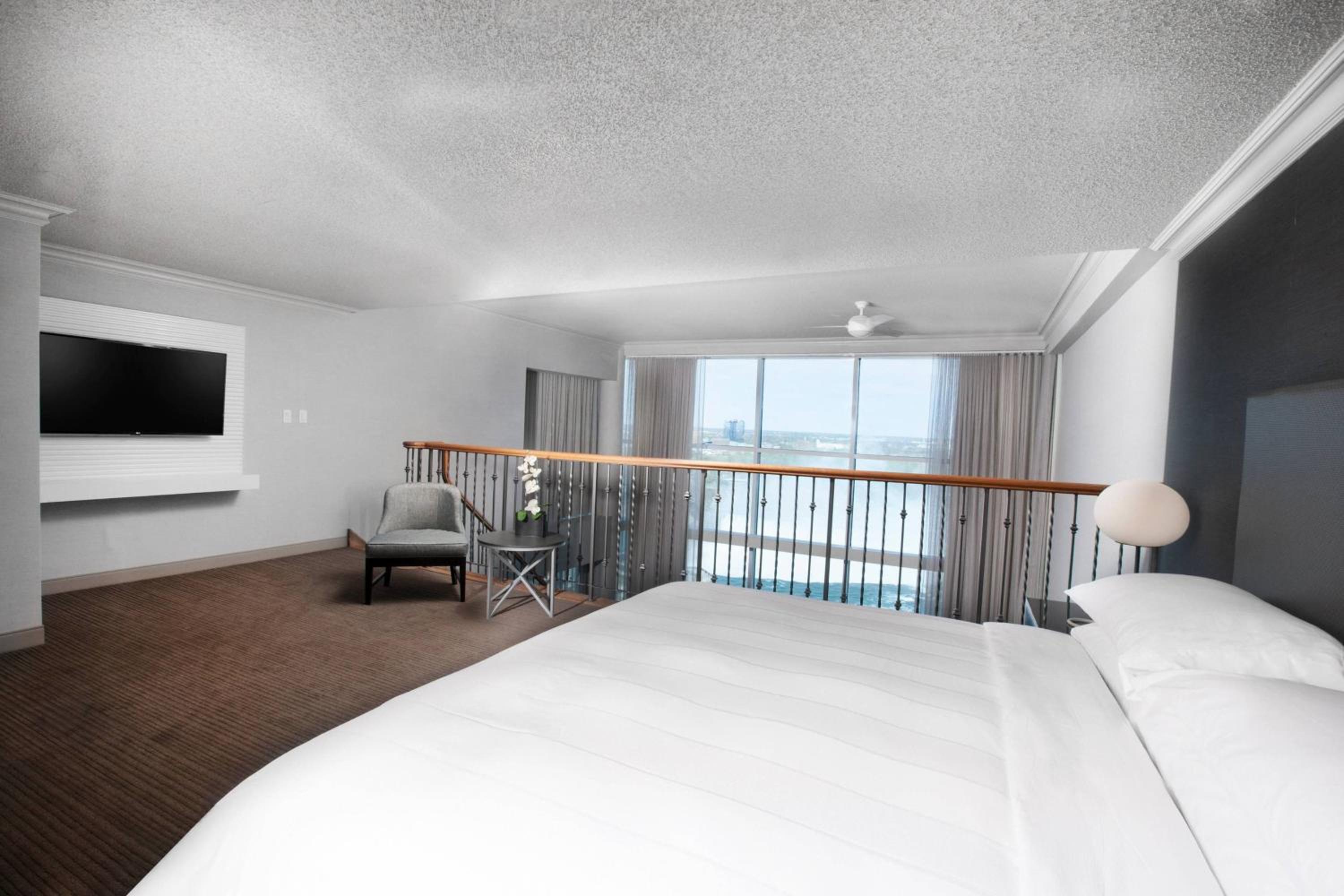Bi Level, Loft, Suite, King Bed, Falls View
