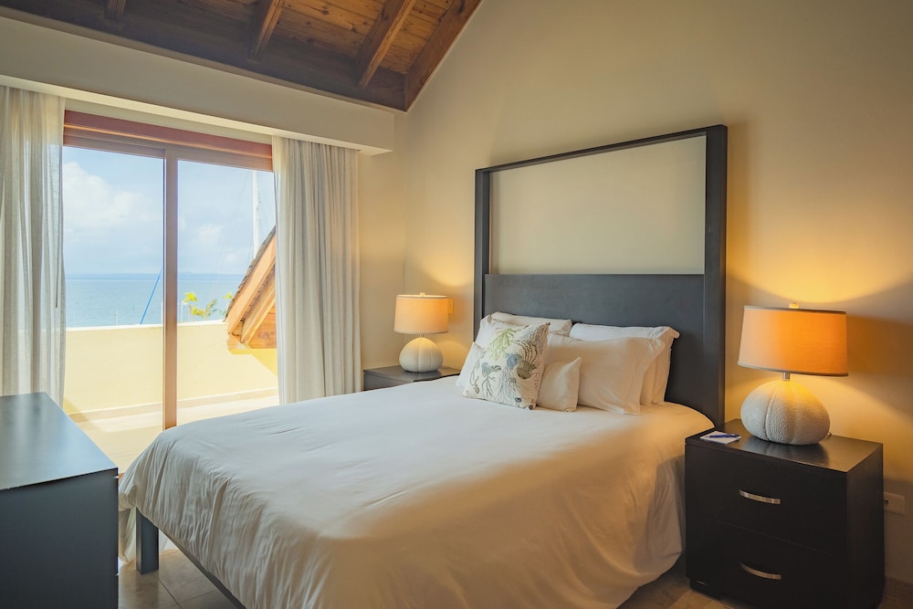 شقة ديلوكس بسرير كينج وسرير كوين بإطلالة على البحر بغرفتي نوم مع أريكة بمطبخ صغير، The Bannister Hotel and Yacht Club 2/4
