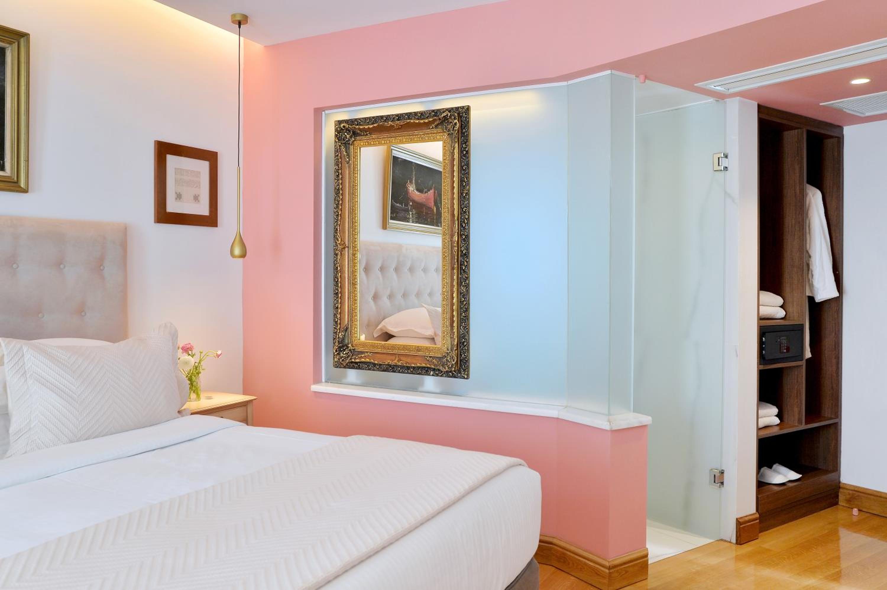 Superior, King Bed, Acropolis View