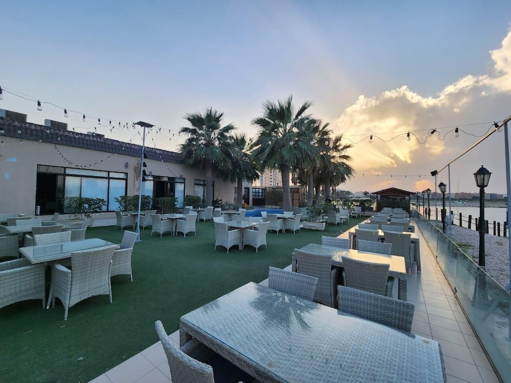 فندق جولدن توليب للأجنحة الفندقية(Golden Tulip Al Khobar Suite Hotel) 49/52