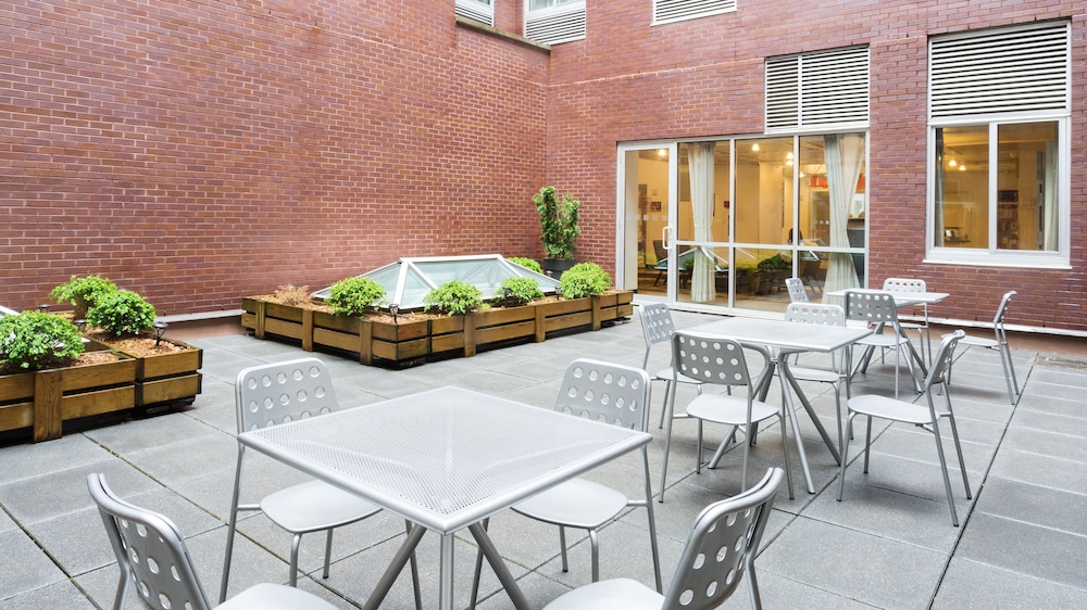 Holiday Inn Lower East Side 30/45