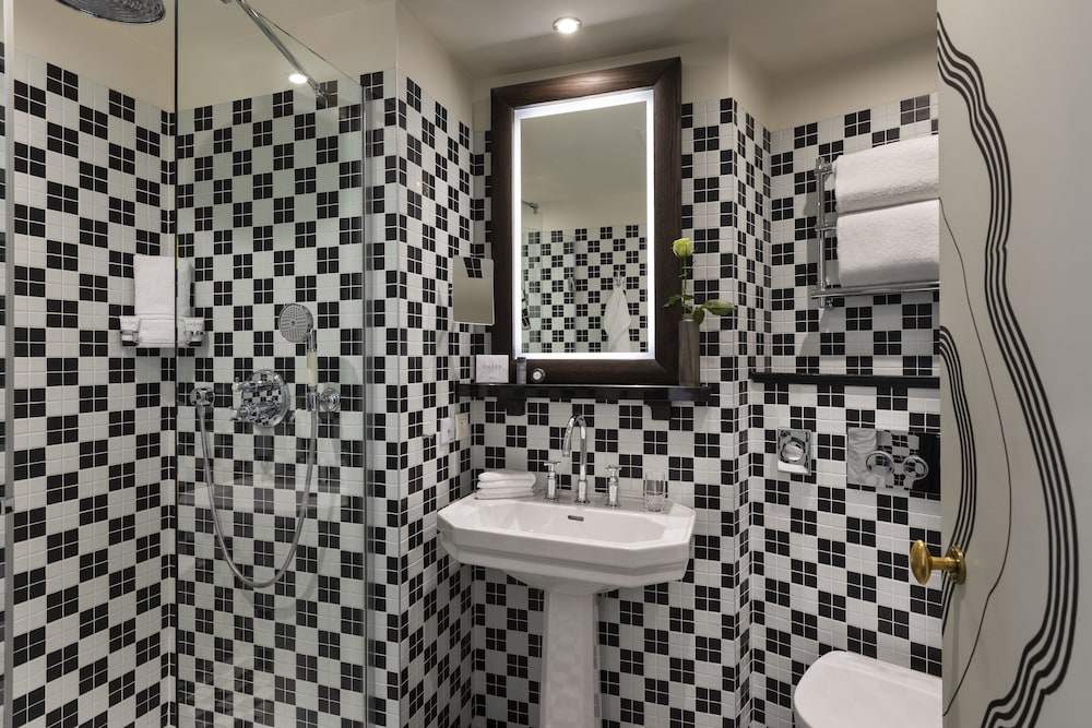 The Chess Hotel 25/44