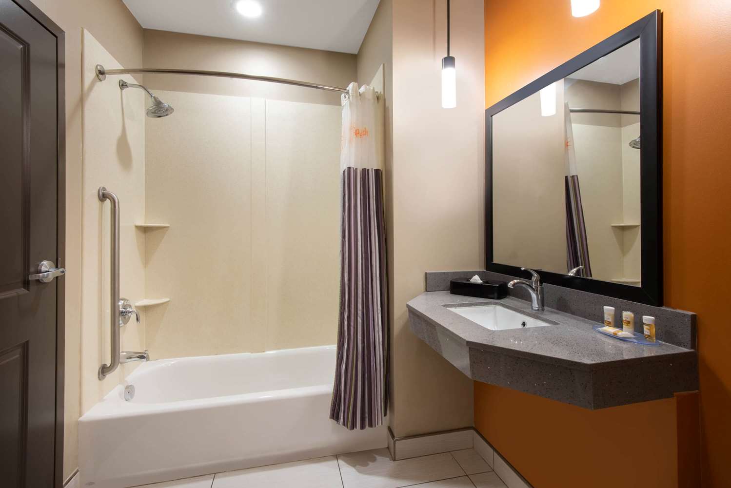 La Quinta Inn & Suites by Wyndham Harrisburg-Hershey 48/51