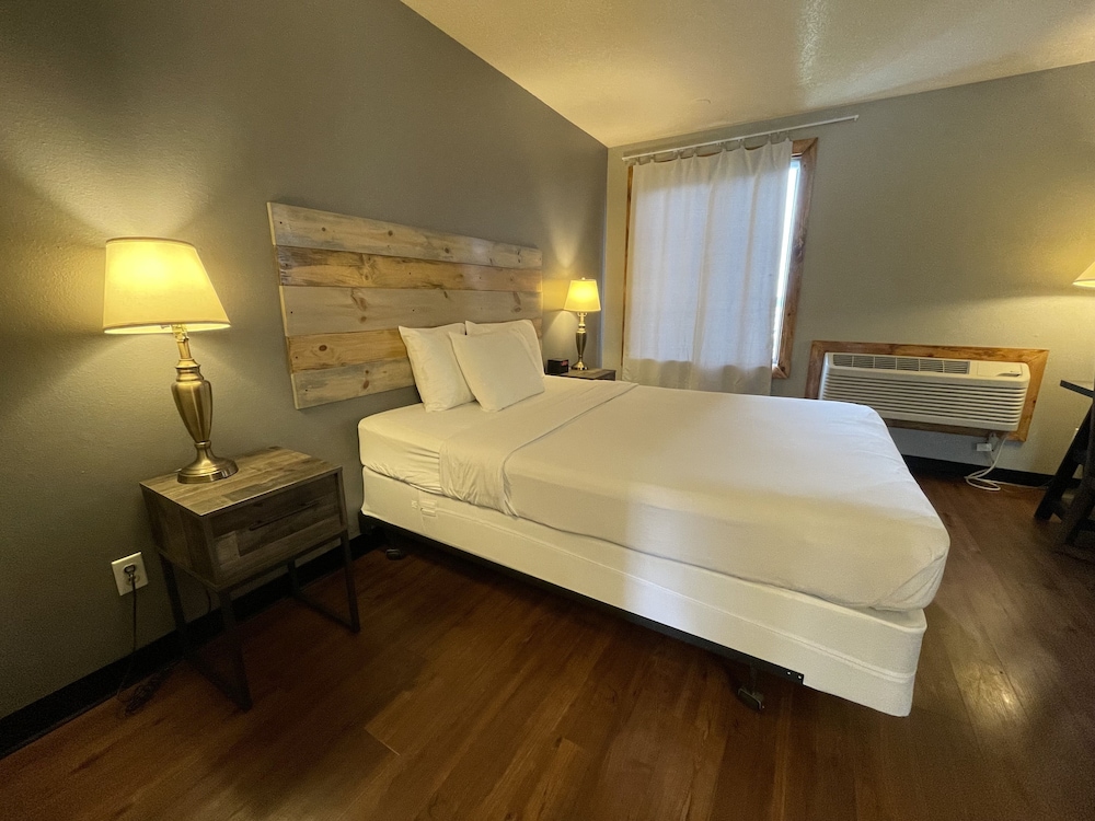Sunnyside Inn & Suites 36/52