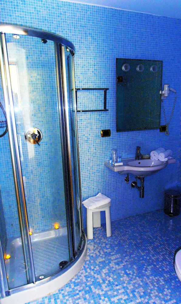 Hotel Villa Carolina 18/30