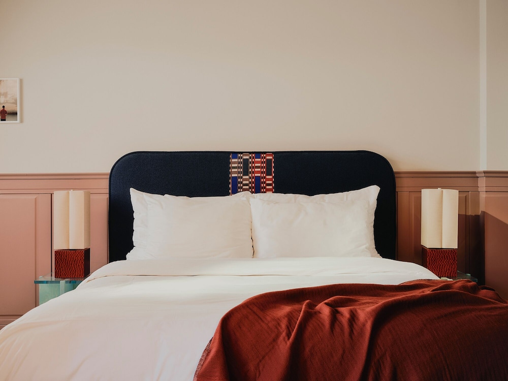 ROOM, DOUBLE BED