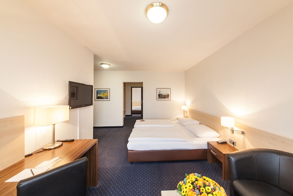 غرفة قياسية ثلاثية بثلاثة أسرّة، Hotel Mariella Airport 2/3