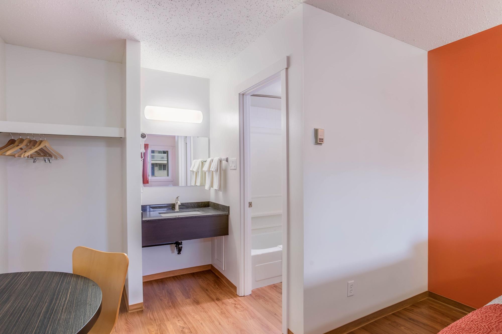 Motel 6 Camrose, AB 16/25