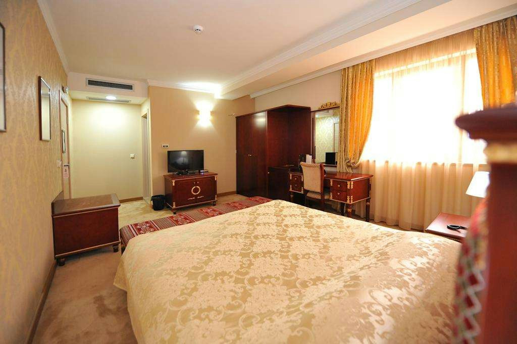 Gold Hotel 18/67