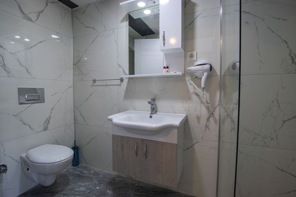 Emilia Hotel 85/88
