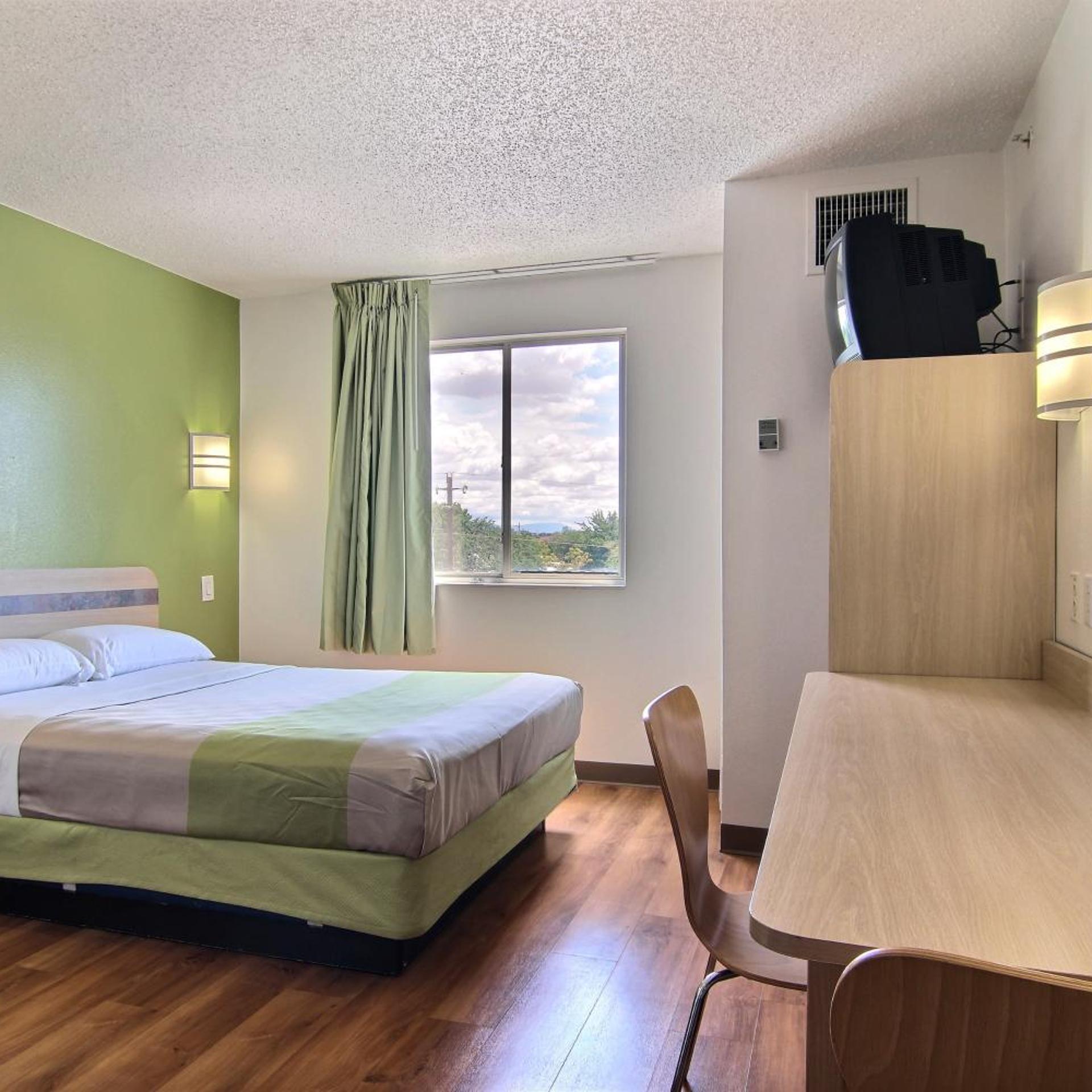 ROOM, QUEEN BED, ACCESSIBLE