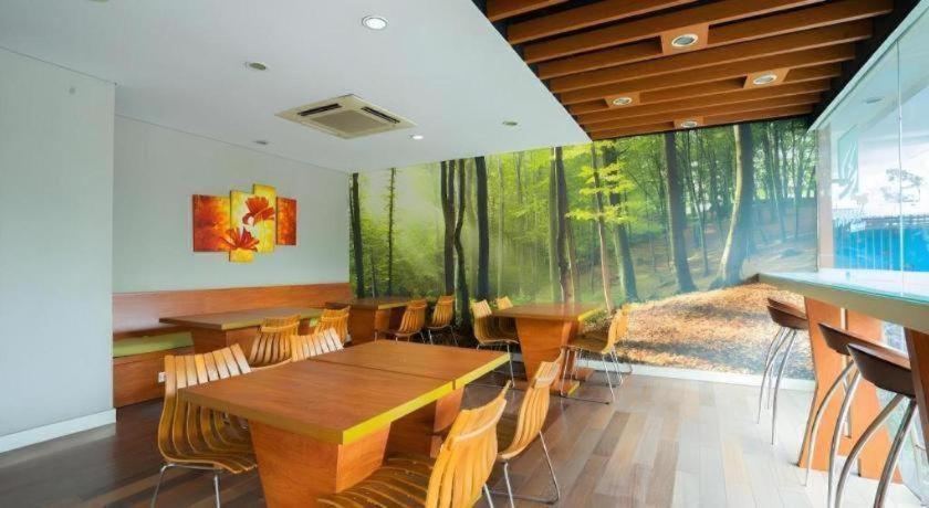 Life Hotel Stasiun Kota Surabaya 23/29