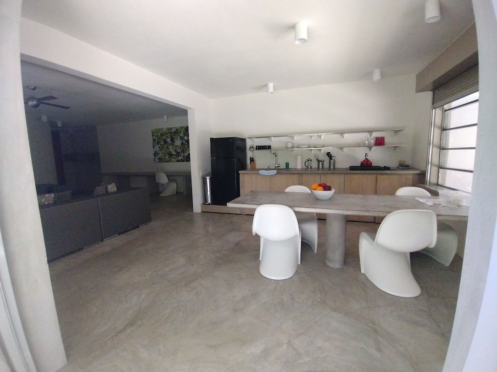 Hix Island House 24/50