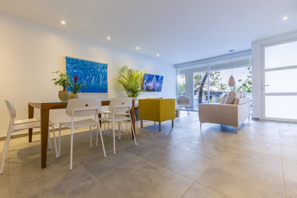 Boca Catalina Modern Villa 30/50
