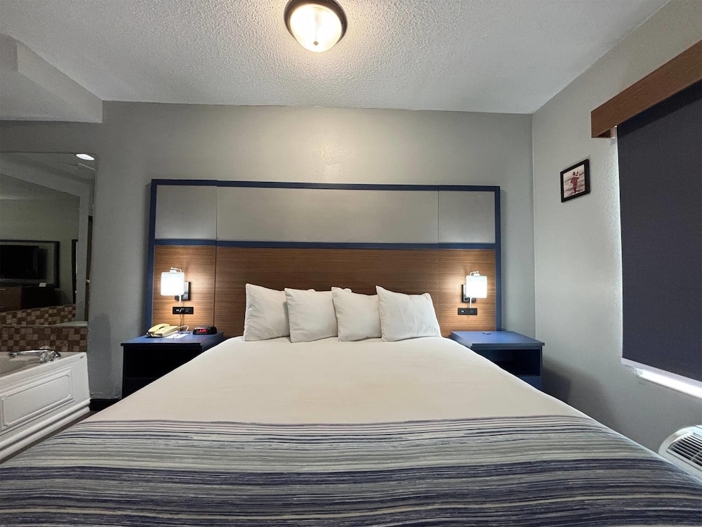 AmericInn by Wyndham Galesburg 12/59