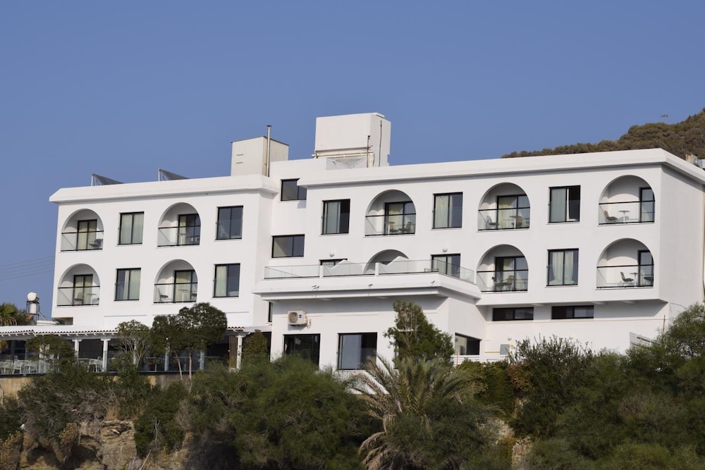 E.J Pyrgos Bay Hotel 4/41