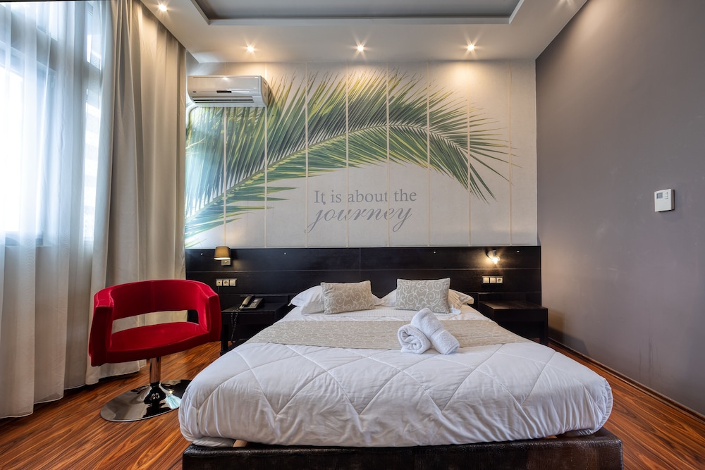 Gallery Art Hotel 6/68