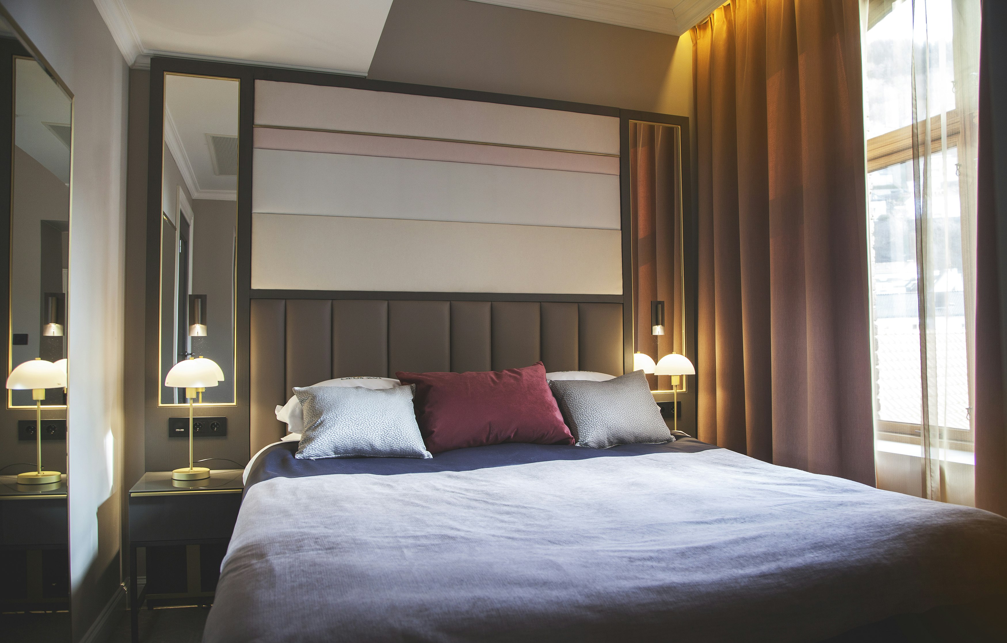 Colonial, Suite