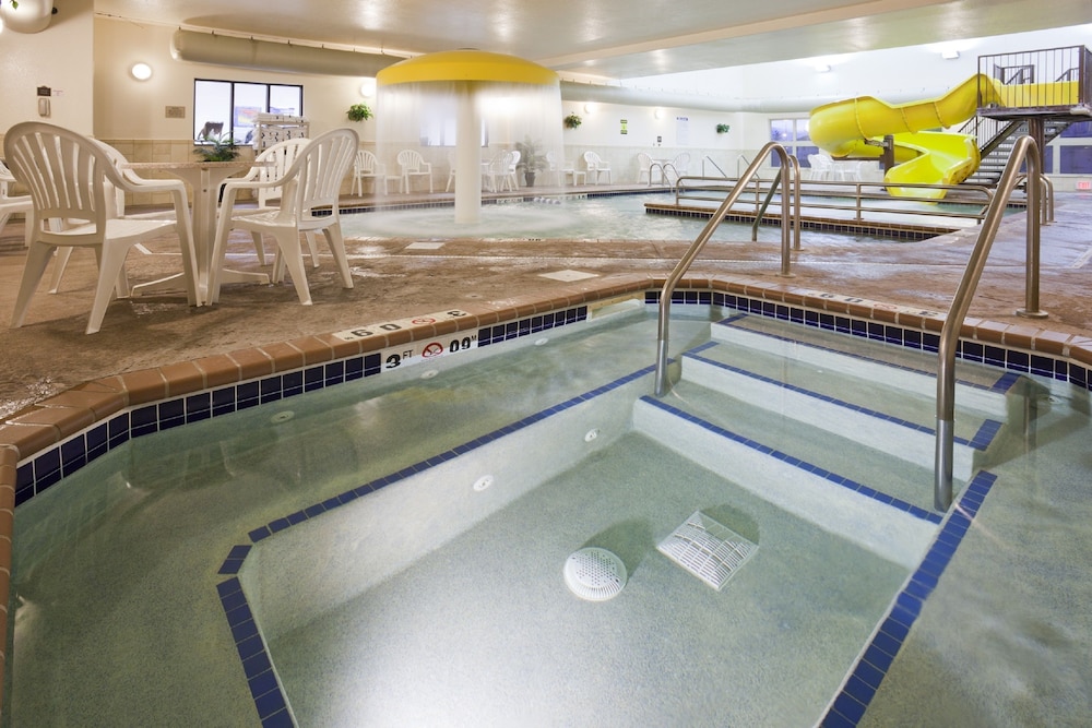 Expressway Suites Fargo 16/25