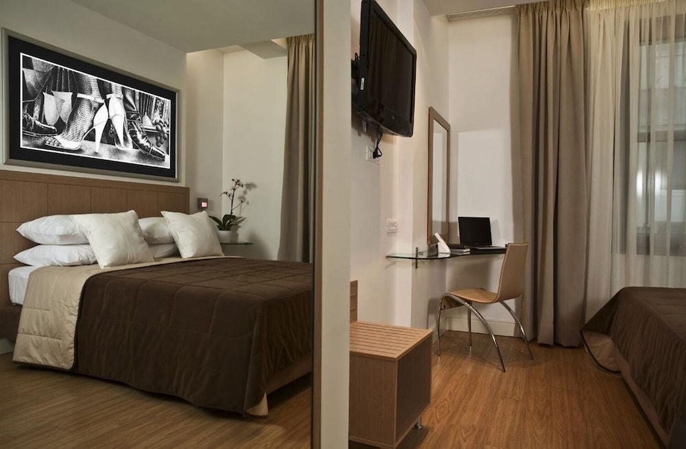 Chic Hotel 8/45