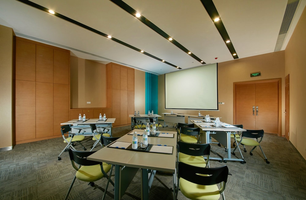 HOLIDAY INN EXPRESS LESHAN CITY SQUARE 35/43