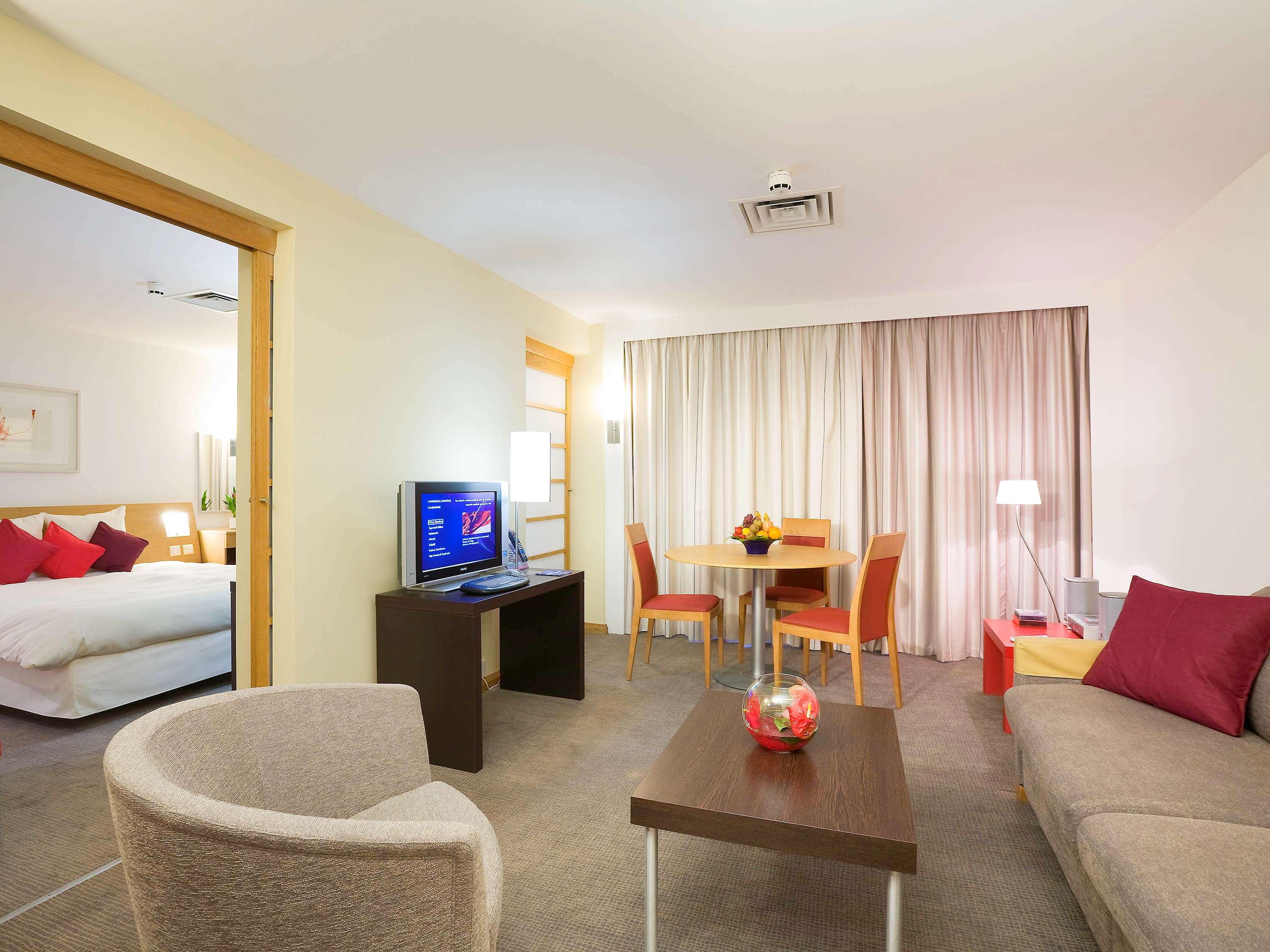Novotel London Heathrow Airport - M4 Jct 4 Hotel 28/50