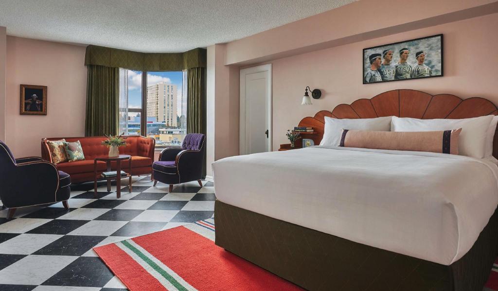 GRADUATE, STUDIO, SUITE, KING BED