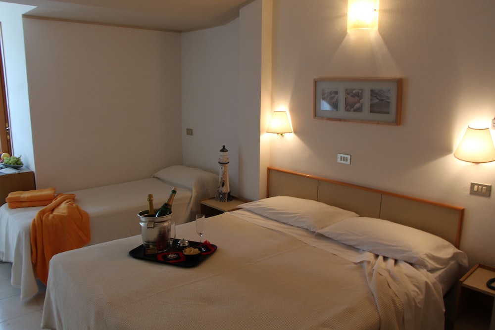 Hotel Antares 7/28