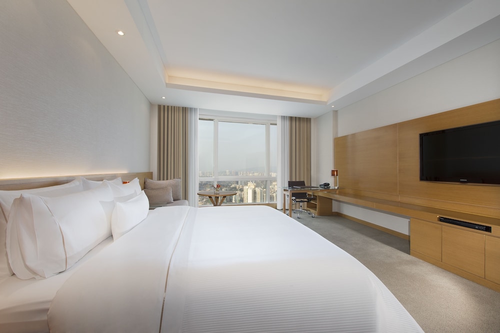 The Westin Mumbai Garden City 11/44