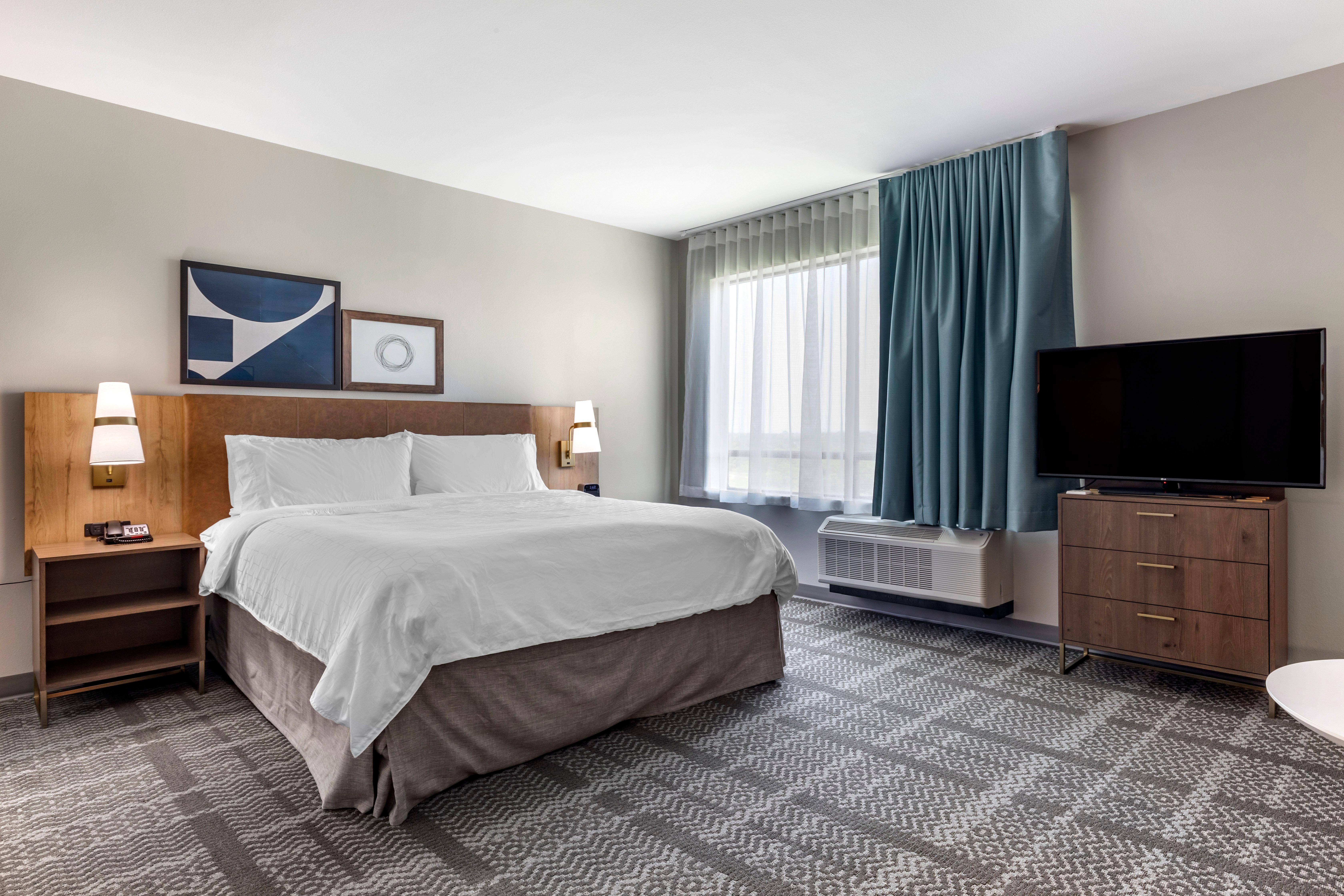 Studio, King Bed, Accessible