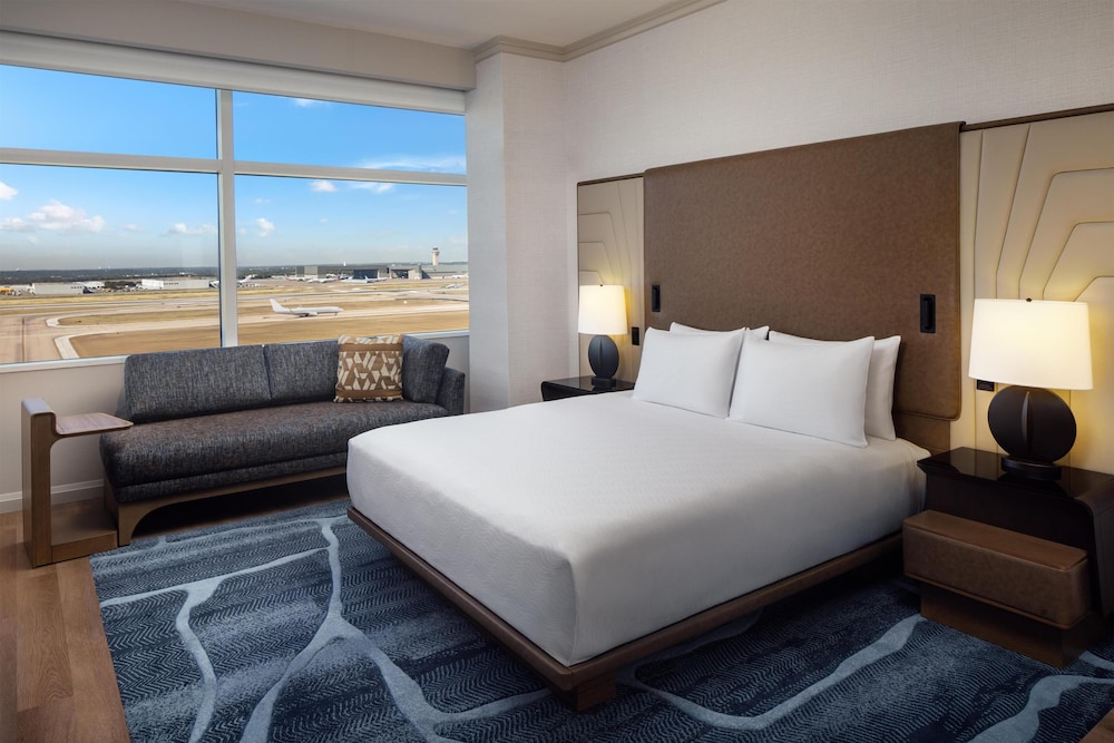 ROOM, KING BED, RUNWAY VIEW