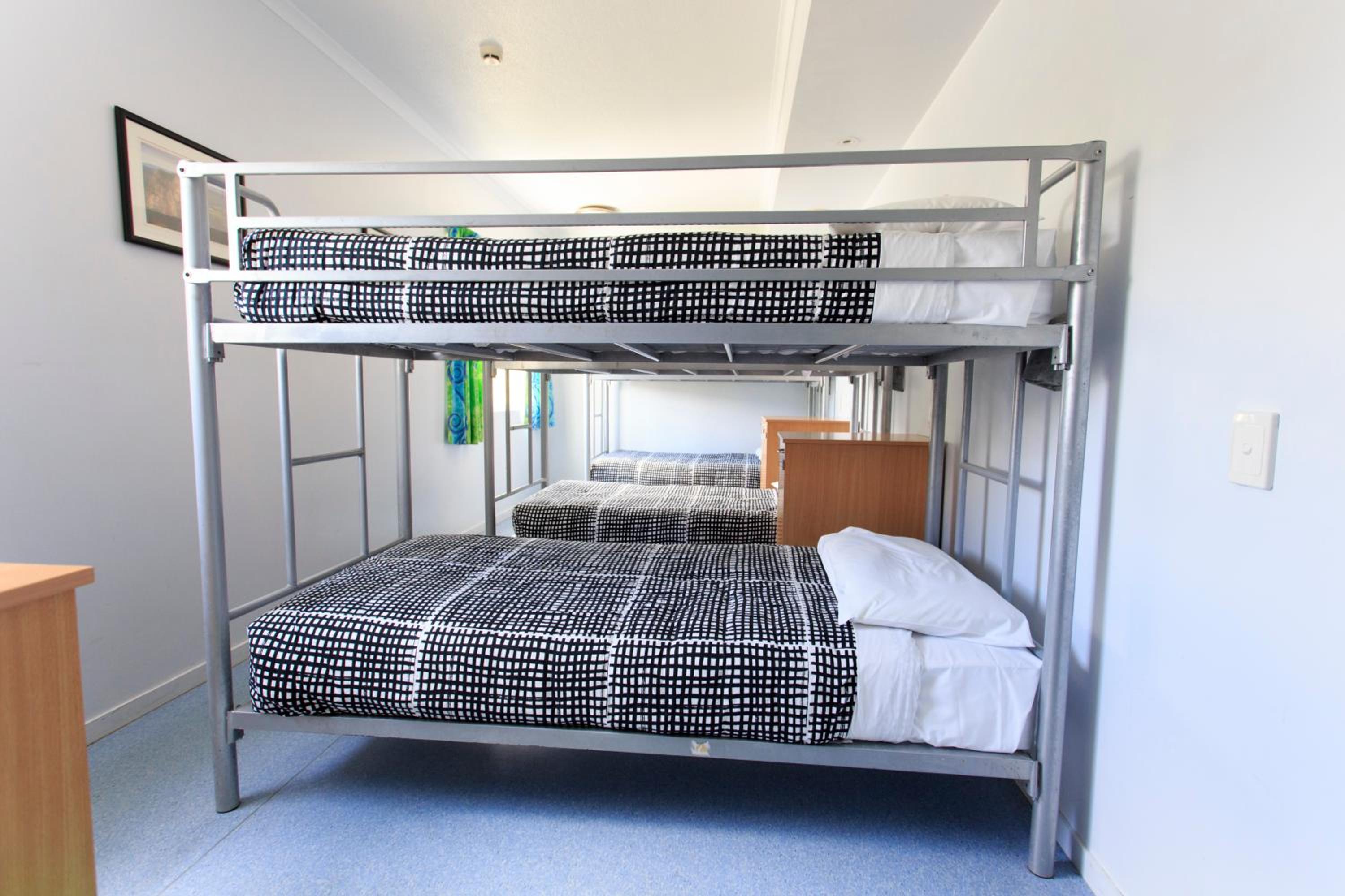 Female Dorm, 6 People