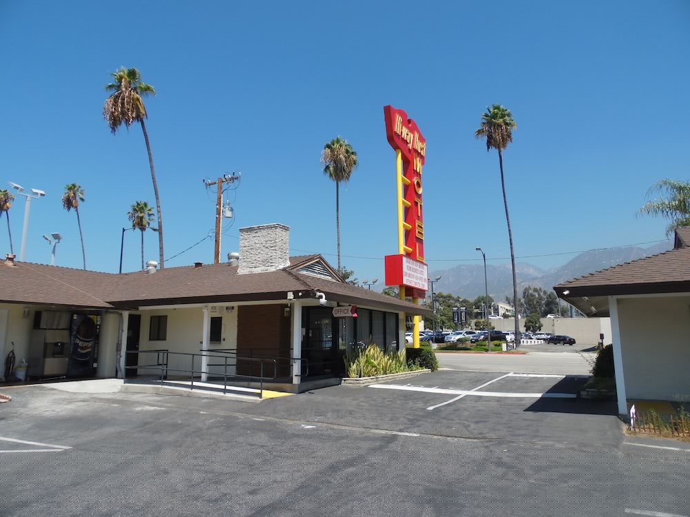 Hi-Way Host Motel 1/56