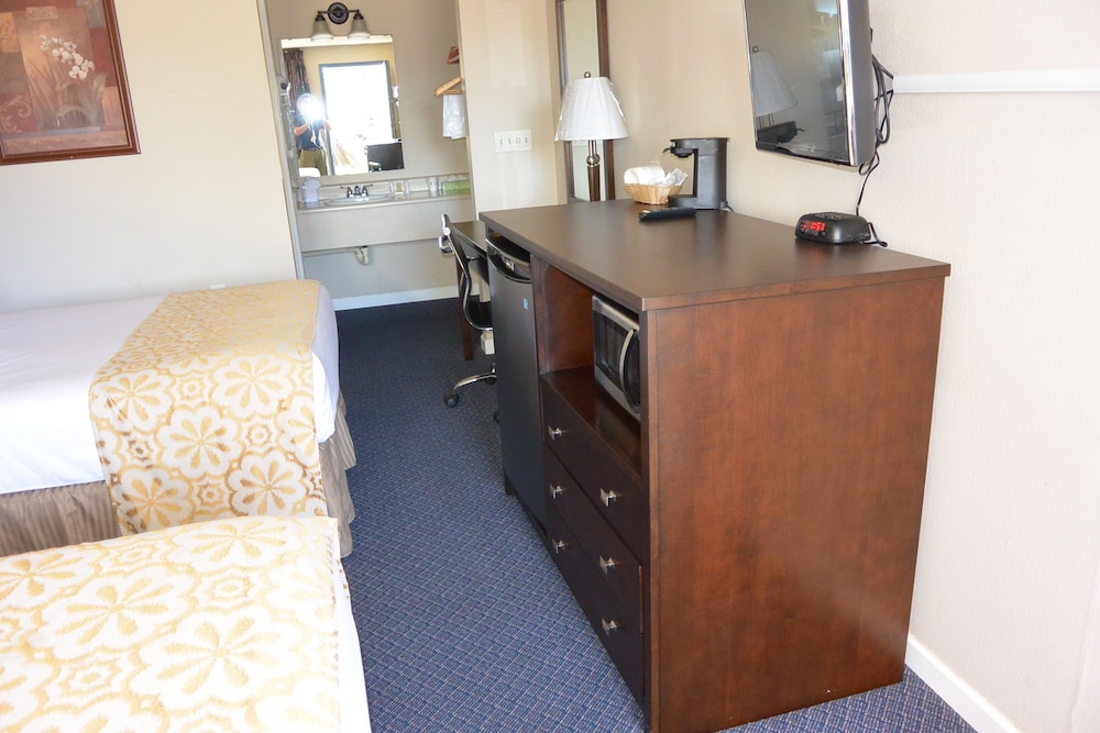 Days Inn by Wyndham Lakewood South Tacoma 37/67