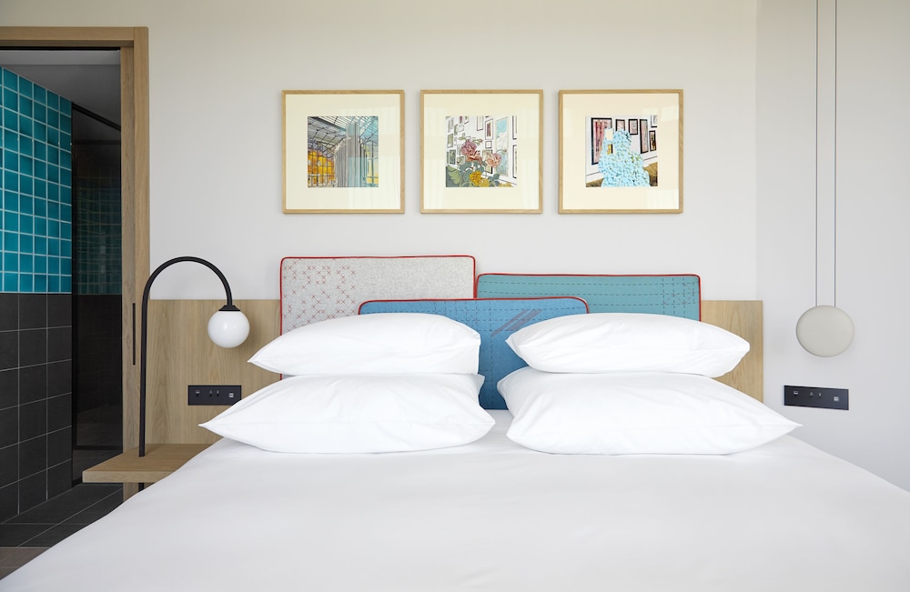 EXECUTIVE, SUITE, KING BED
