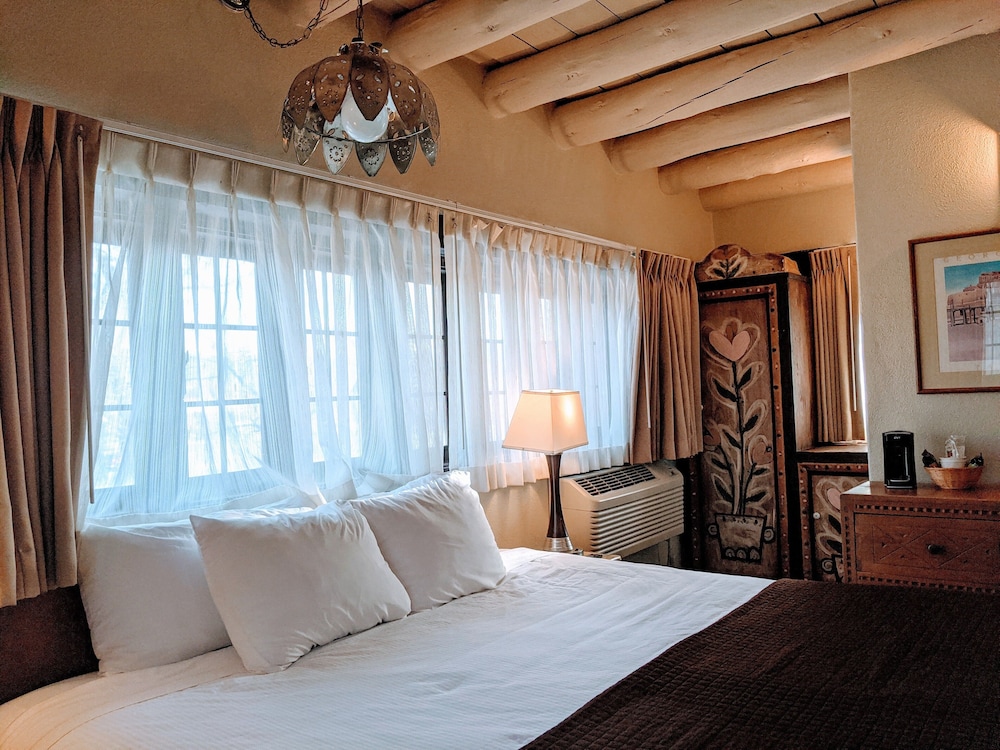 غرفة سوبيريور بسرير كوين، Sagebrush Inn Suites 3/8