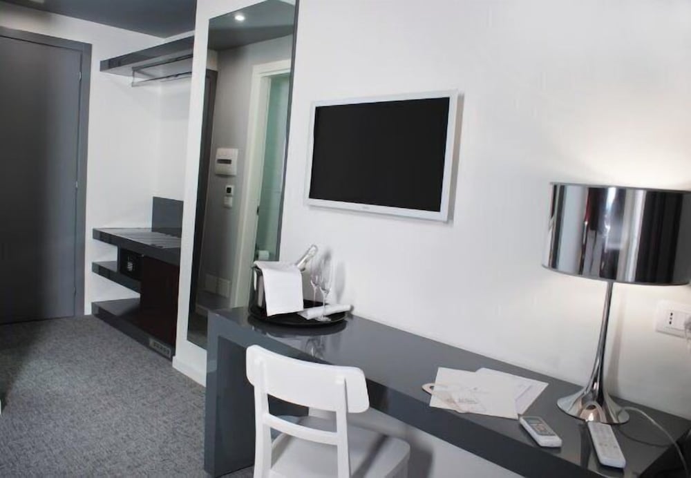 Hotel Leopardi 33/37