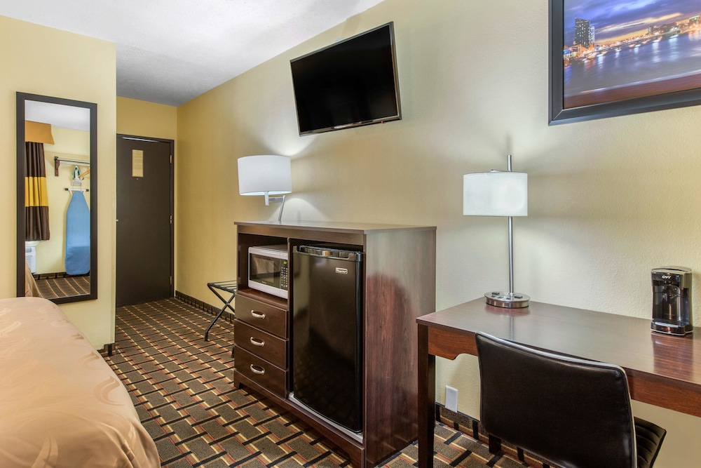 Quality Inn Grand Rapids Near Downtown 22/27