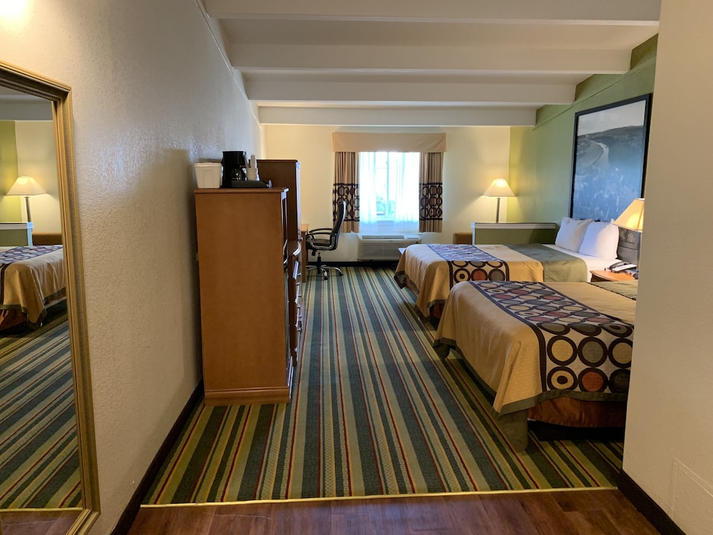 Super 8 by Wyndham Beaumont I-10 South/College St 24/60
