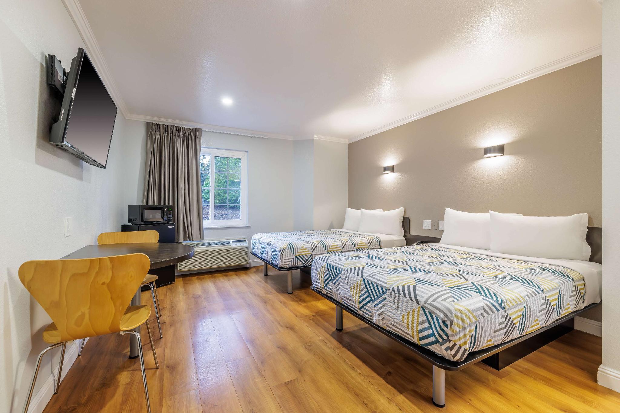 2 Full Beds Non-Smoking, Micfridge