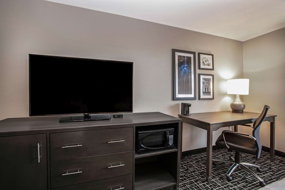 La Quinta Inn & Suites by Wyndham Fayetteville 48/59