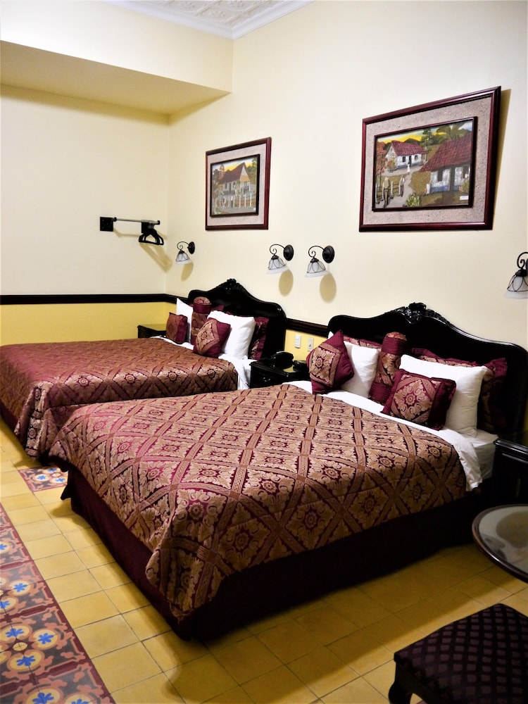 UPSTAIRS, DELUXE, 2 QUEEN BEDS
