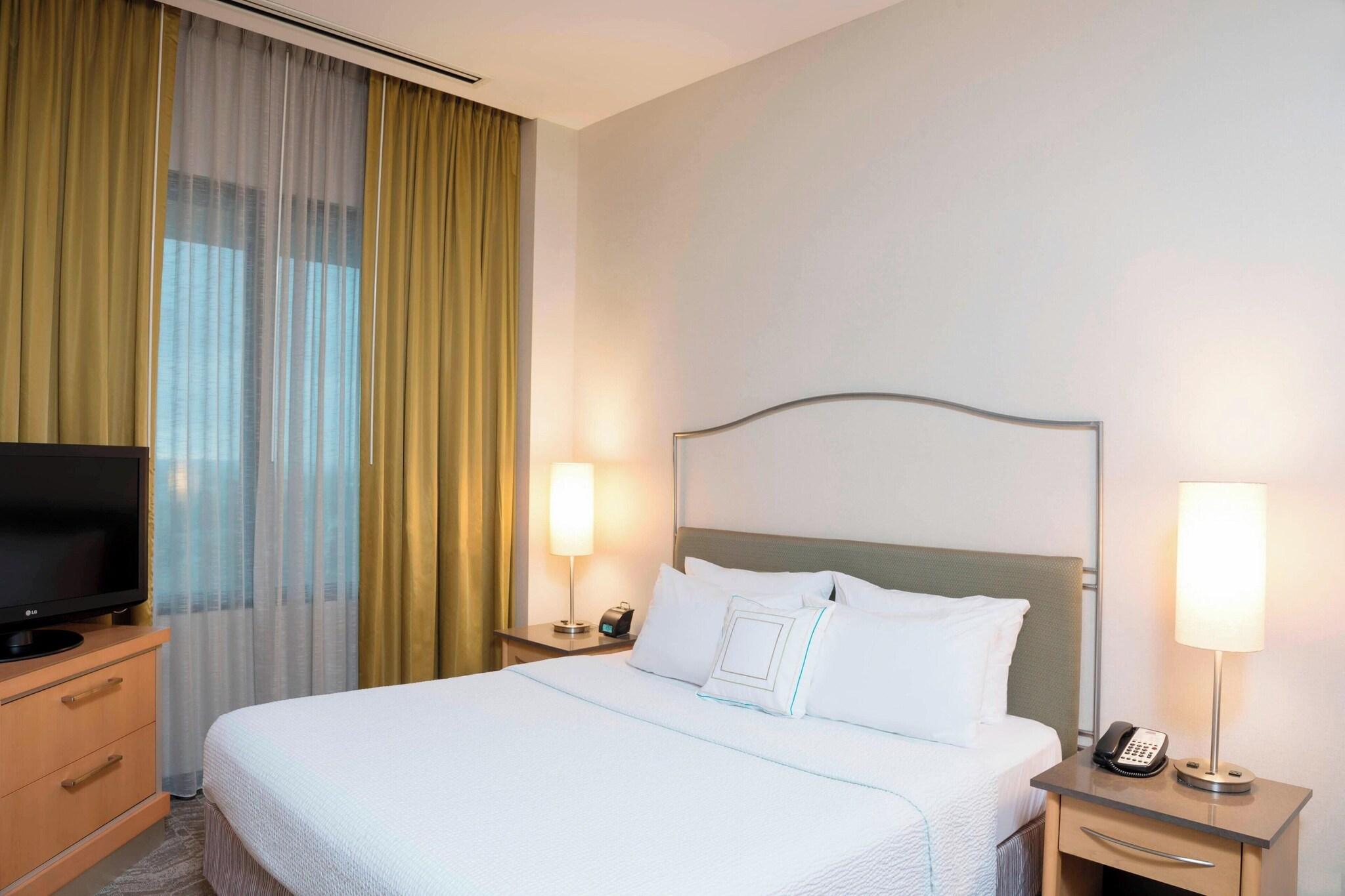 Suite, King Bed, Accessible