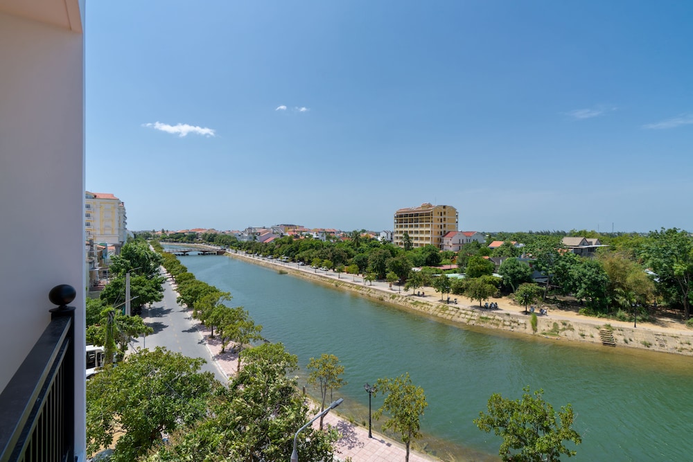 Royal Riverside Hoi An Hotel 72/75