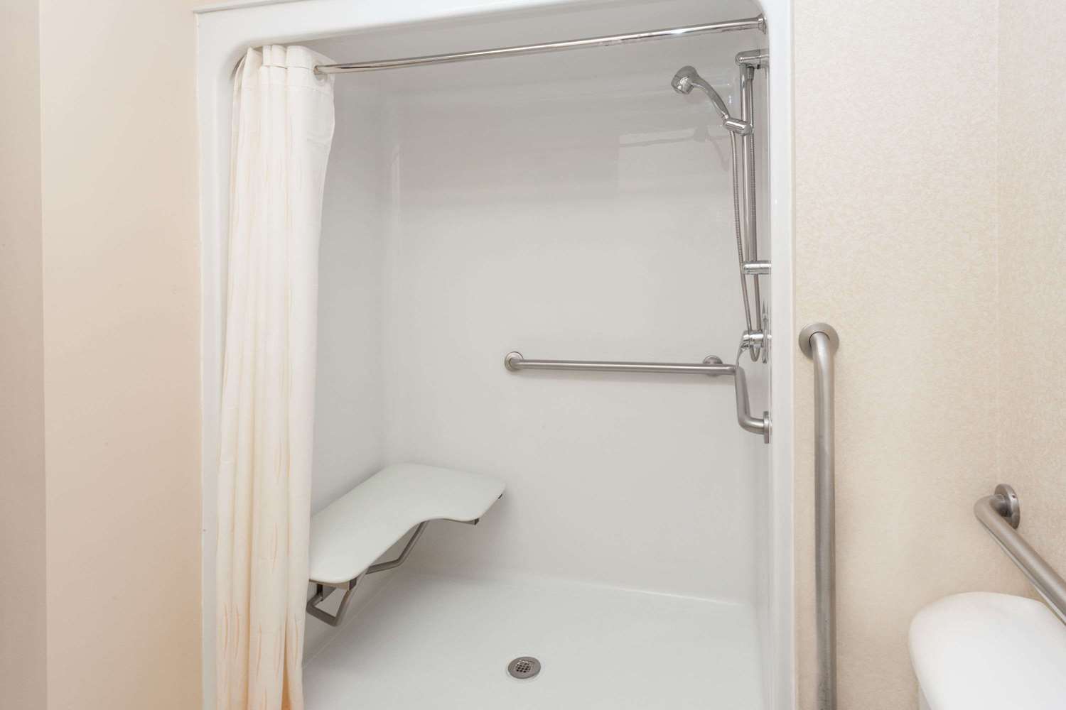 Baymont By Wyndham New Buffalo 23/25