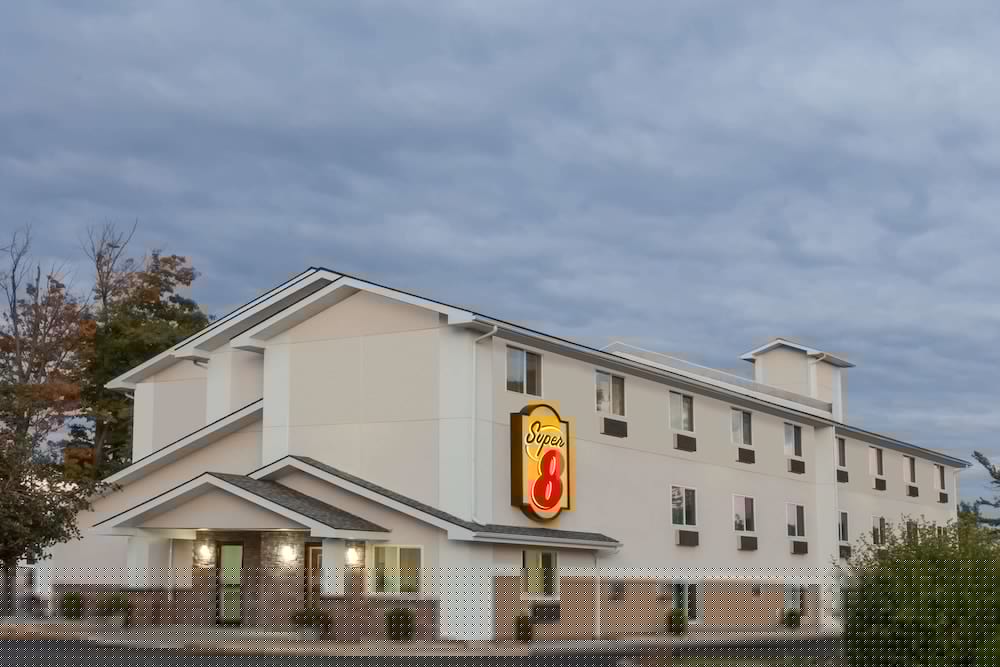 Super 8 by Wyndham Latham/Albany Airport 1/36