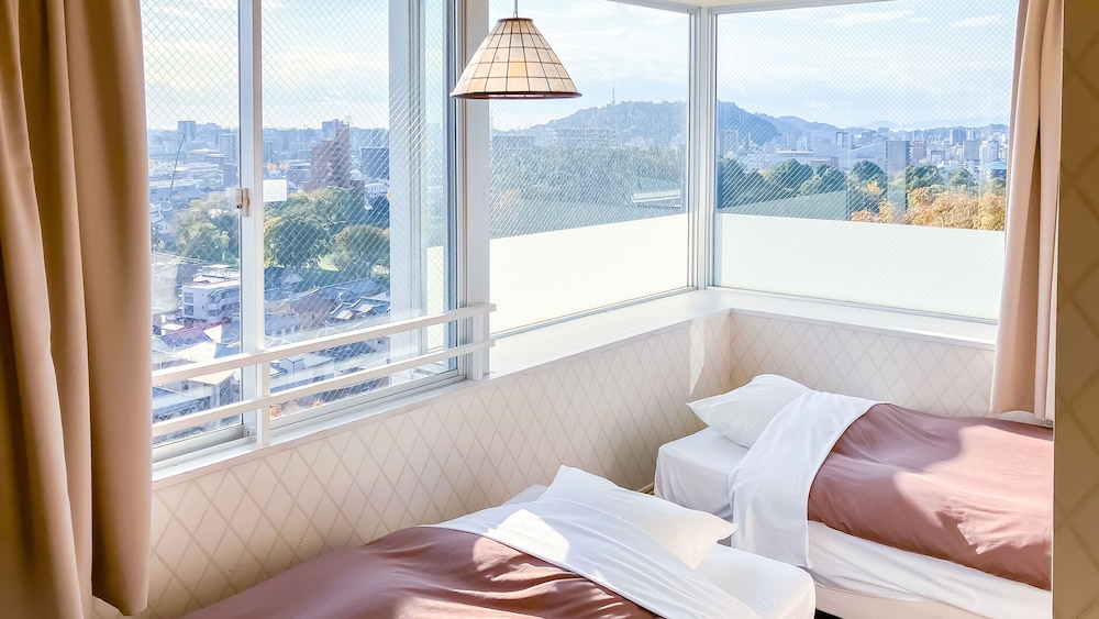 JAPANESE WESTERN, STANDARD, TWIN BEDS, BATHTUB