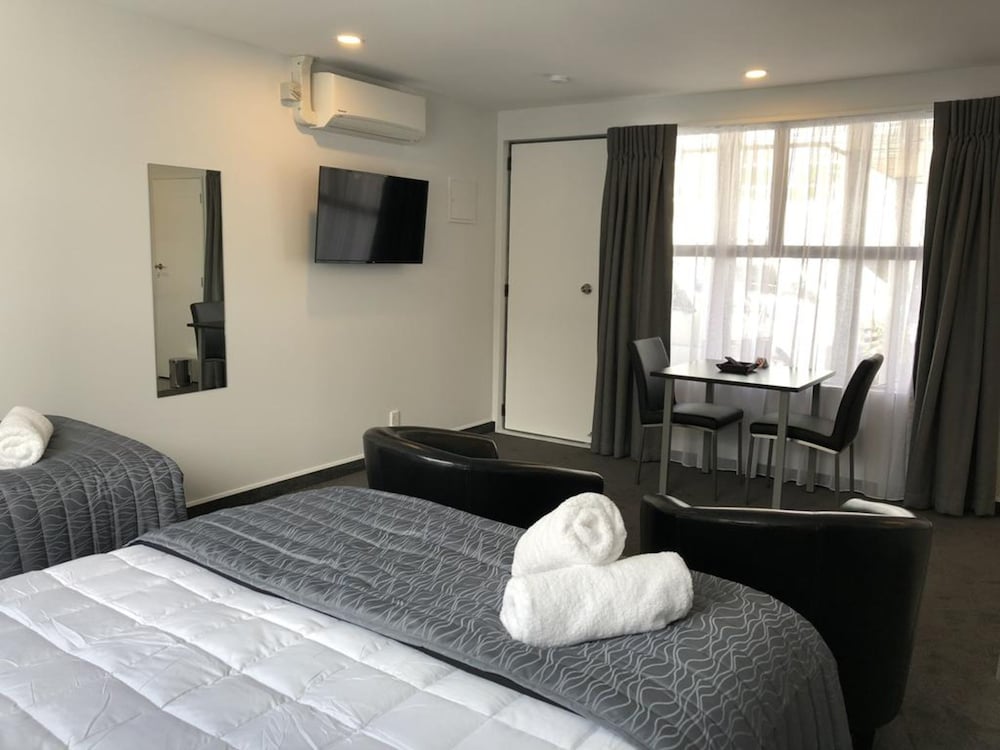 DURHAM MOTOR INN 12/29