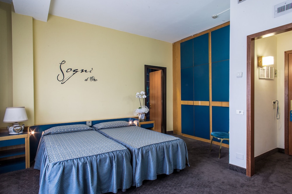 Hotel Mirage 10/66